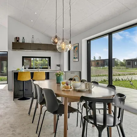 Pet Friendly In With Kitchen Holiday home