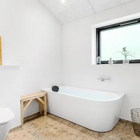 Pet Friendly In With Kitchen *
