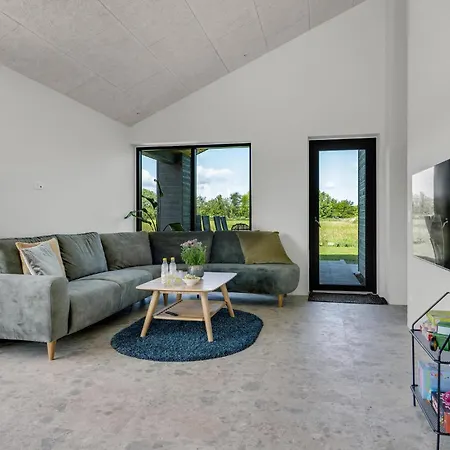 Pet Friendly In With Kitchen *